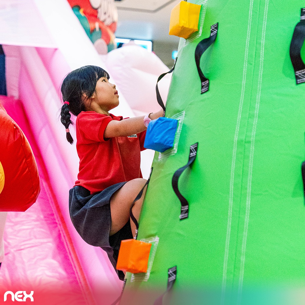 Overview of the LINE FRIENDS minini Playland with various attractions