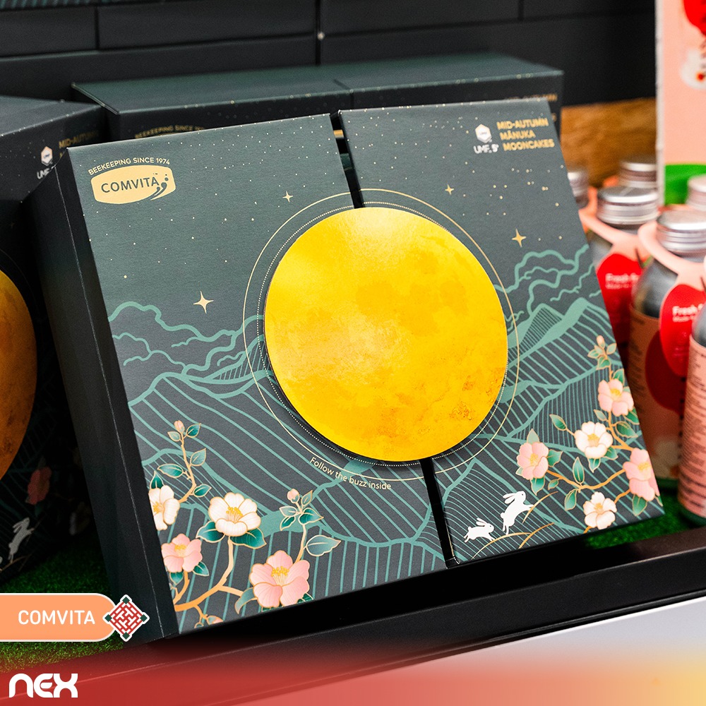 A beautifully designed mooncake gift set for the Mid-Autumn Festival.